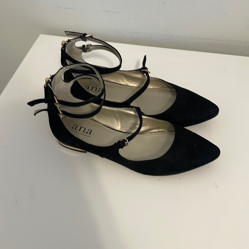 Elegant black women's shoes size 7M in very good condition.